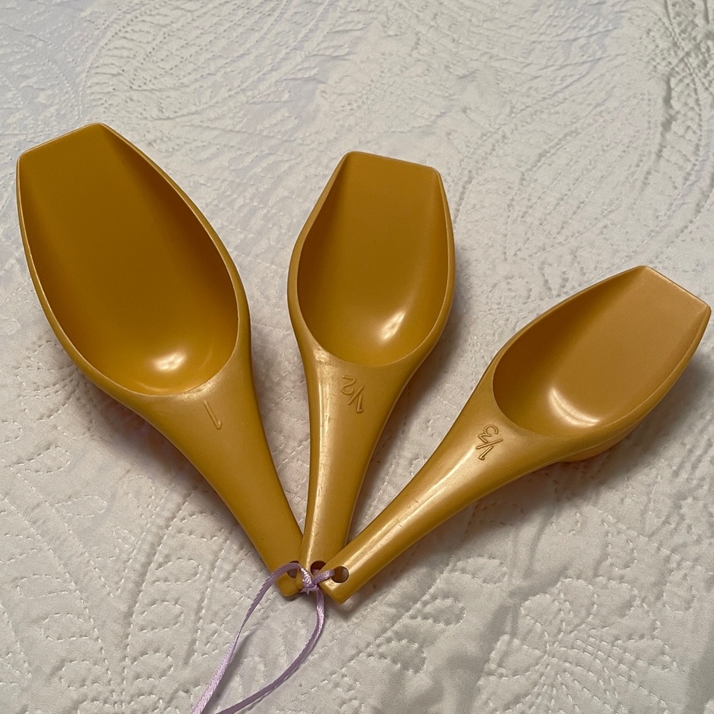 MCM Vintage FOLEY Set of 3 Nesting Measuring Scoops Harvest Gold 1/3 1/2 & 1 Cup